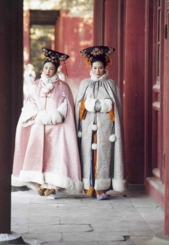 金銮殿后苦争春,枝头神鸦看人伦。欲海无边心有岸,孽障缠身苦沉沦。