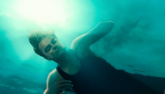 爱能让人一步登天，情可使人万劫不复