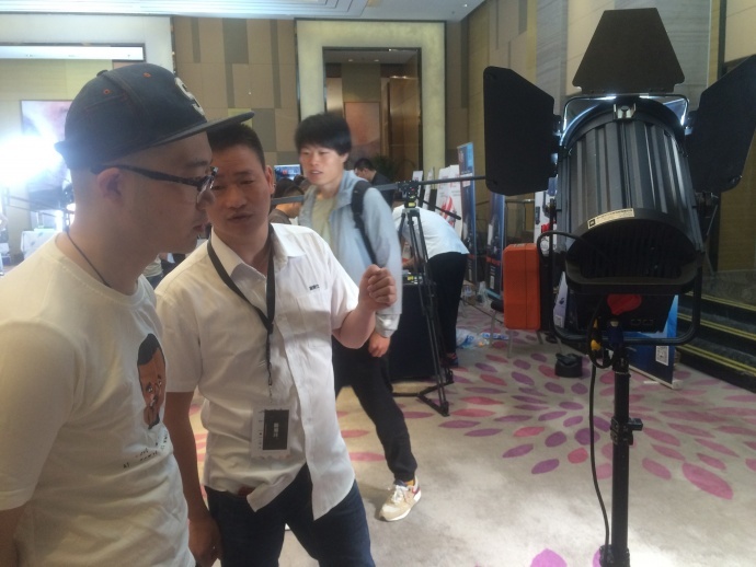 RAYZR雷蛇R7，与你一“录”同行