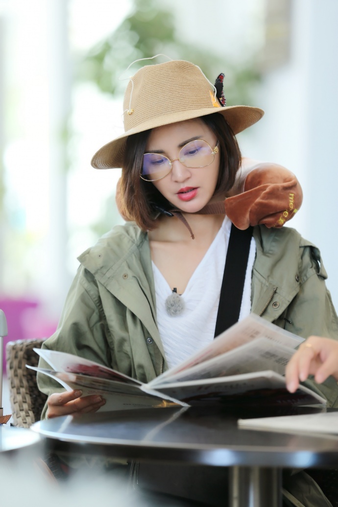 张歆艺首上旅行真人秀被赞暖心 跟拍做饭背包变身全能二姐