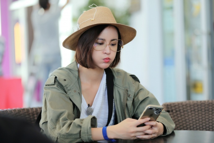 张歆艺首上旅行真人秀被赞暖心 跟拍做饭背包变身全能二姐