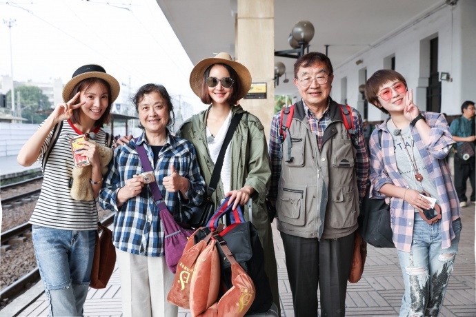 张歆艺首上旅行真人秀被赞暖心 跟拍做饭背包变身全能二姐