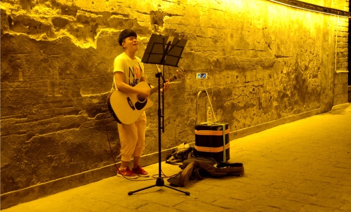 多平台同步播出支持手机电视电脑端自由切换流畅观看