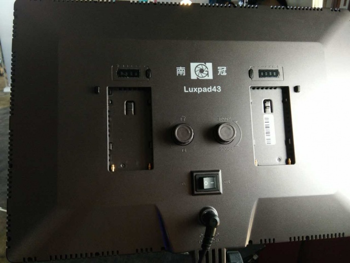 可随身携带的南光CN-LUXPAD43超薄摄影灯