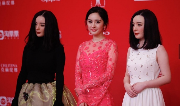 上海电影节红毯三个杨幂同时现身令人惊呆了！