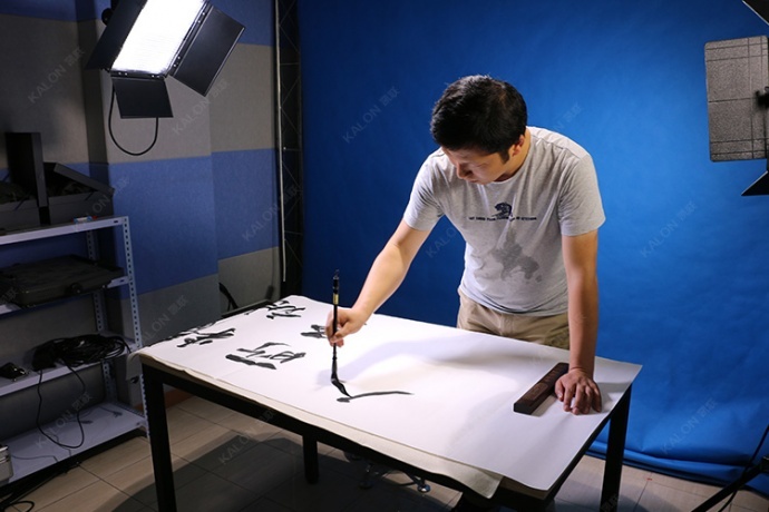 青年书画家：李澎来我司演播室录制书法课程