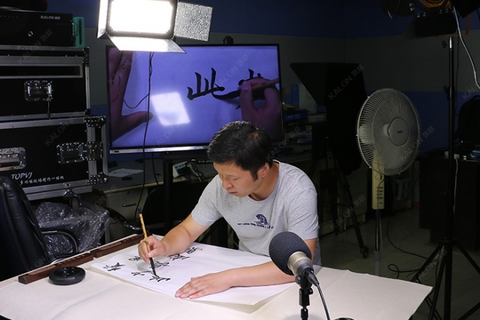 青年书画家：李澎来我司演播室录制书法课程