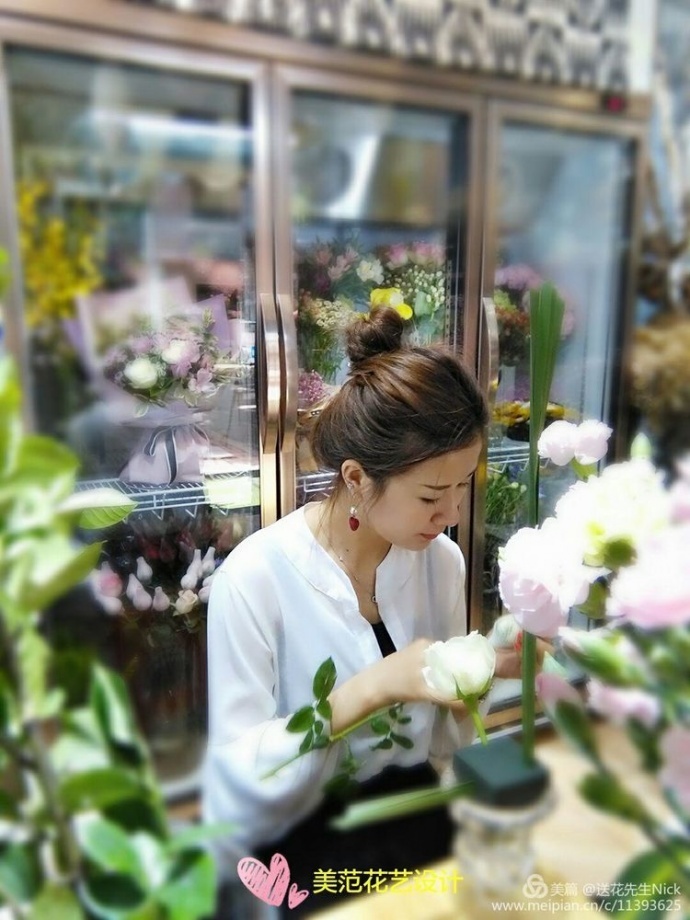 推荐：广州花艺意专业插花花艺师培训中心。学习插花、花艺课程、企业花艺沙龙活动策划。