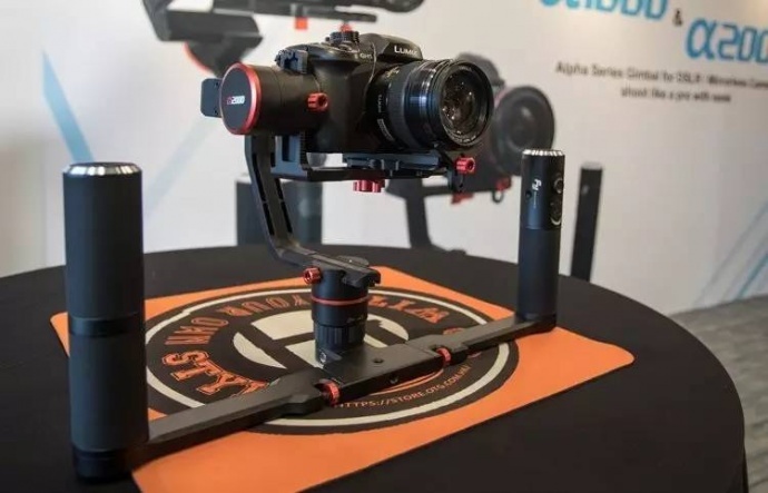 搭载佳能C200，飞宇α2000稳定器也能完美运作