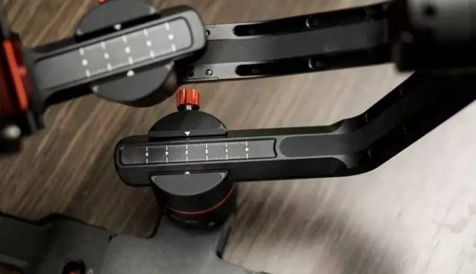 搭载佳能C200，飞宇α2000稳定器也能完美运作