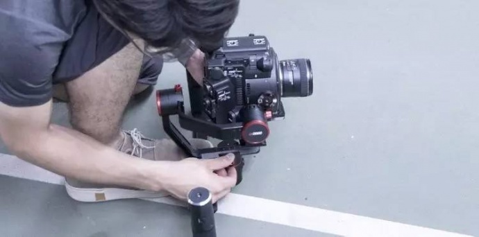 搭载佳能C200，飞宇α2000稳定器也能完美运作