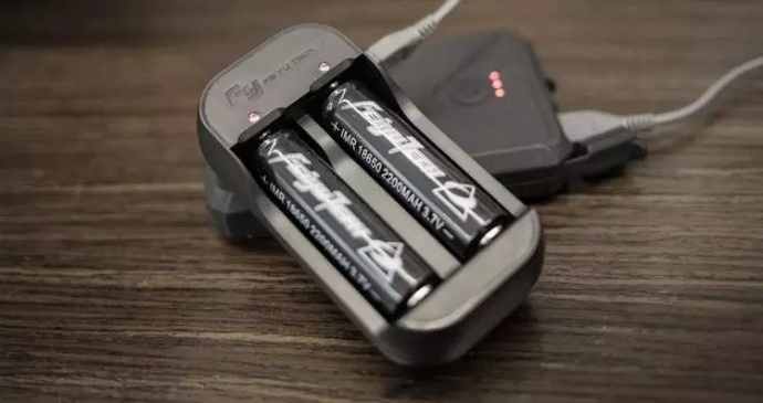 搭载佳能C200，飞宇α2000稳定器也能完美运作