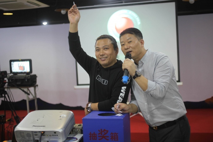RED中国销售总监朱总与上海雅示梁总为来宾抽奖