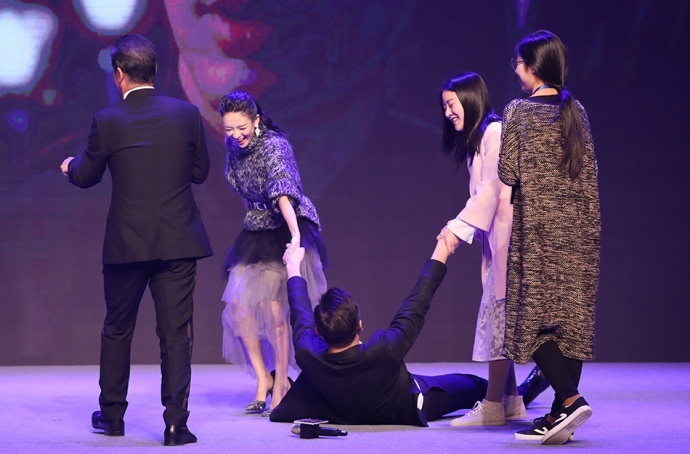 “扔鞋”事件后章子怡首亮相：其实我综艺感很强