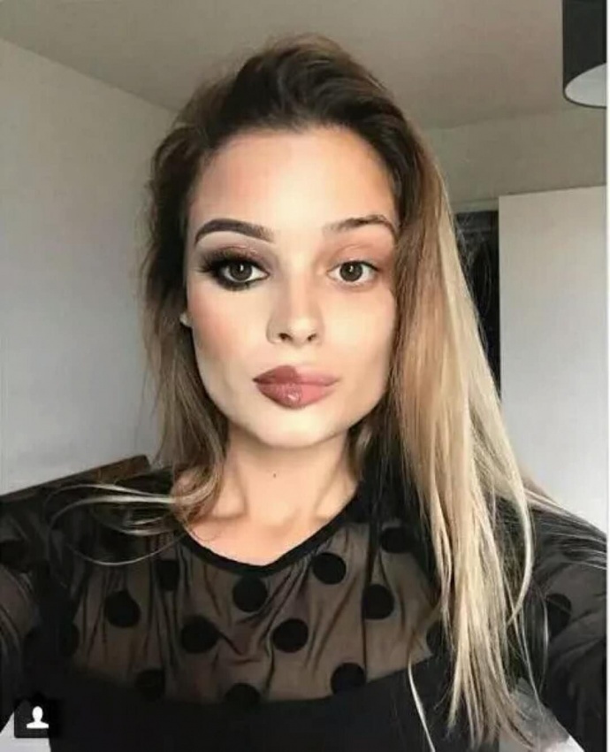 据说是最近的新潮流：半脸化妆