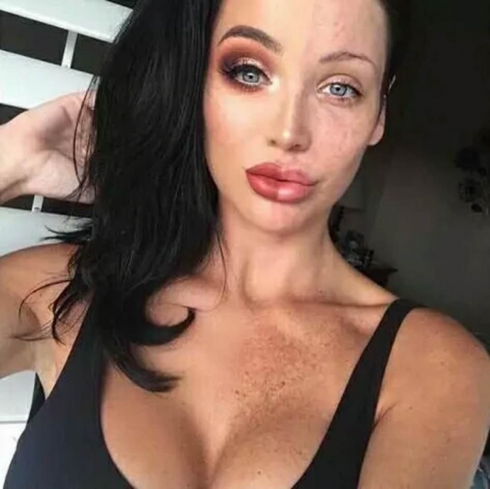 据说是最近的新潮流：半脸化妆