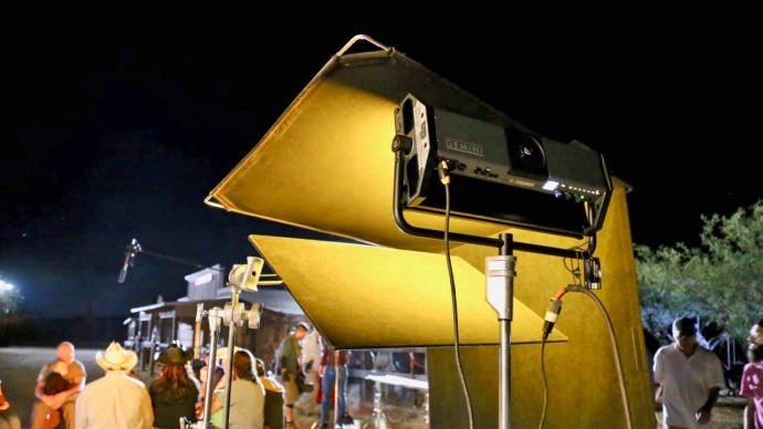 外媒报道：LitePanels Gemini: the Swiss army knife of lights