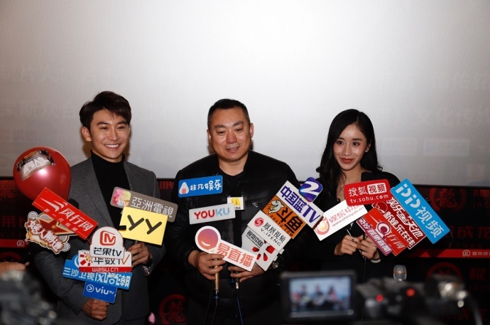 电影《梭哈人生》温暖点映 众主创为外卖快递小哥发红包