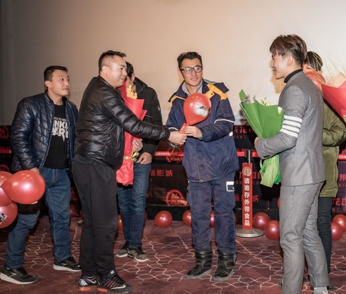 电影《梭哈人生》温暖点映 众主创为外卖快递小哥发红包