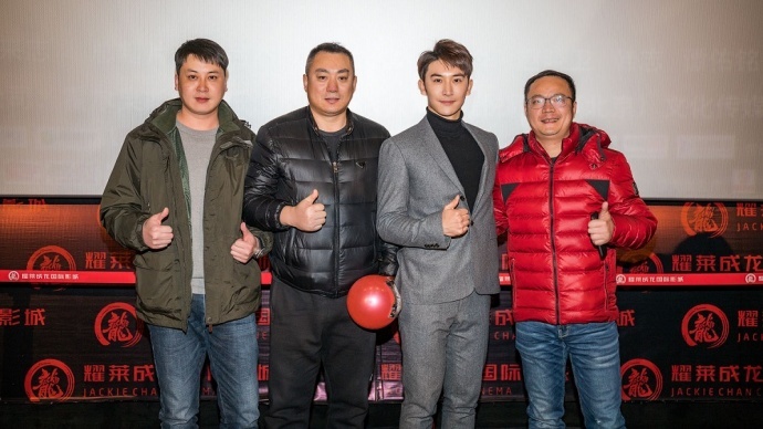 电影《梭哈人生》温暖点映 众主创为外卖快递小哥发红包