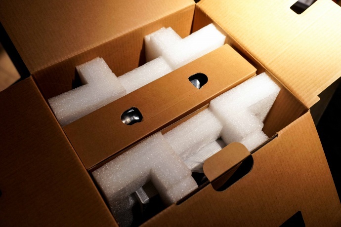 开箱后里面厚重的海绵保护,中间长条盒子里面是电源和网线 开箱后里面厚重的海绵保护,中间长条盒子里面是电源和网线