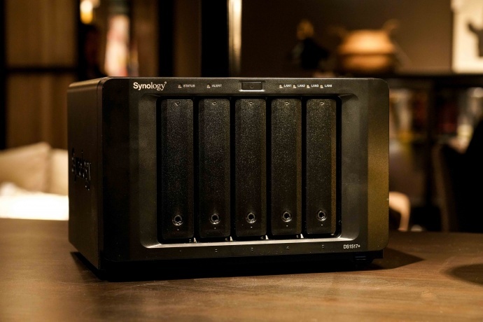 第一眼看去群晖家族式的黑色通体,没有采用前盖装饰 第一眼看去群晖家族式的黑色通体,没有采用前盖装饰