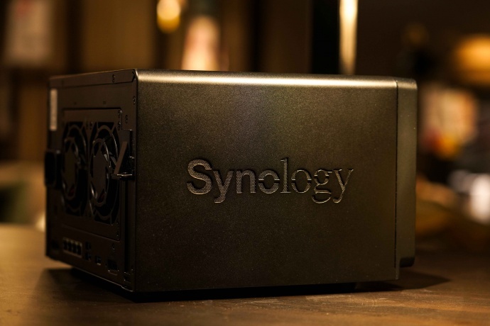 侧面LOGO细节做得也非常不错,磨砂金属壳体摸过特别容易留下痕迹 侧面LOGO细节做得也非常不错,磨砂金属壳体摸过特别容易留下痕迹