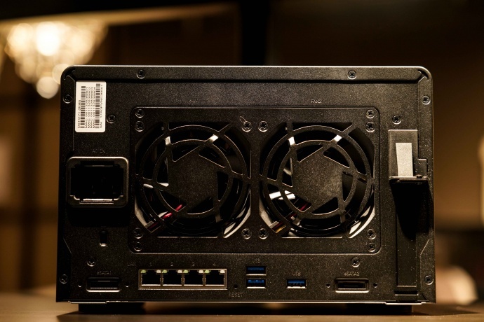 背部接口,双9寸扇子设计(可更换),电源适配器被安置在箱体内。4个RJ-45 1GbE网卡口、双eSATA扩展接口、前后四个USB3.0接口,带有防盗锁口。 背部接口,双9寸扇子设计(可更换),电源适配器被安置在箱体内。4个RJ-45 1GbE网卡口、双eSATA扩展接口、前后四个USB3.0接口,带有防盗锁口。