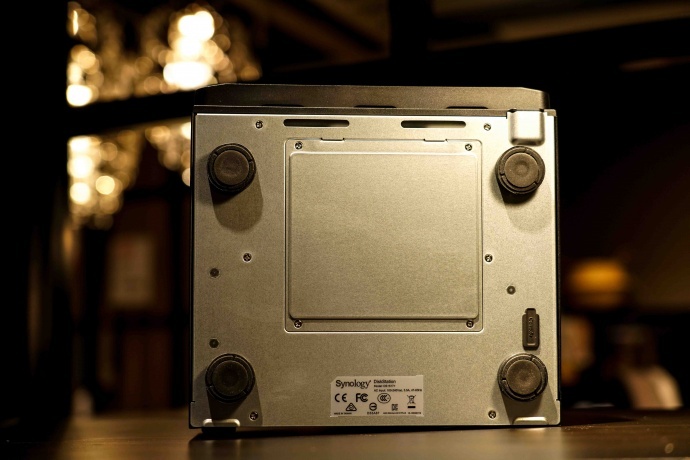 底部四个脚垫,比较扎实,减少五块硬盘带来的共振噪音。 底部四个脚垫,比较扎实,减少五块硬盘带来的共振噪音。