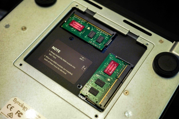 铁盖板打开时内存槽,8G版本内带了两根4G双通道,最高支持16G(8G*2)。 铁盖板打开时内存槽,8G版本内带了两根4G双通道,最高支持16G(8G*2)。