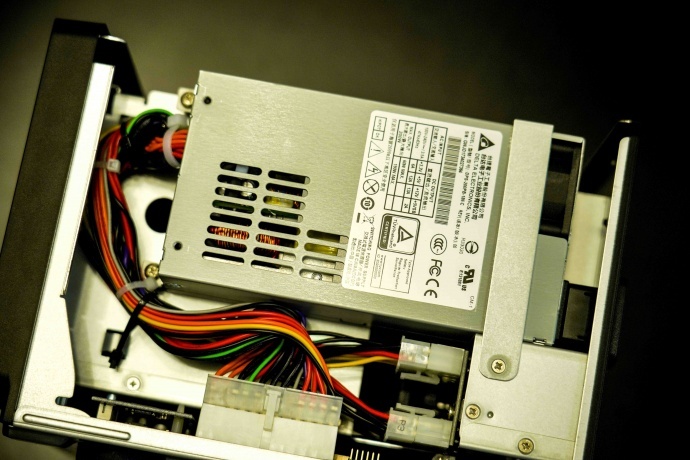 DS1517+内载200W台达电源,台达擅长制作服务器电源稳定性不用质疑 DS1517+内载200W台达电源,台达擅长制作服务器电源稳定性不用质疑