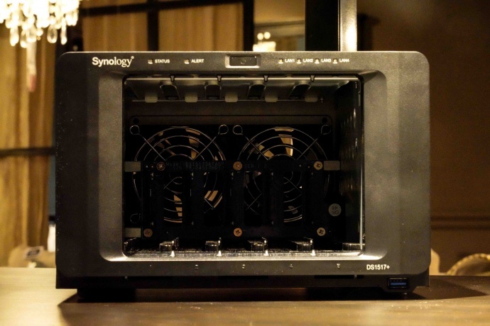 抽屉内侧的风扇可以贯穿这个硬盘槽体,方便散热 抽屉内侧的风扇可以贯穿这个硬盘槽体,方便散热