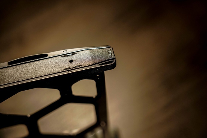 侧方的固定调可以直接拉开 侧方的固定调可以直接拉开