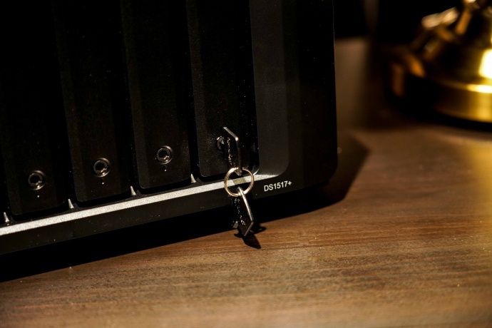 硬盘托架带有钥匙锁扣,减少运转中意外拉动的事故 硬盘托架带有钥匙锁扣,减少运转中意外拉动的事故