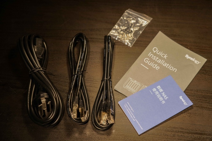 内包装:电源线、两根超五网线,几张纸片和螺丝 内包装:电源线、两根超五网线,几张纸片和螺丝