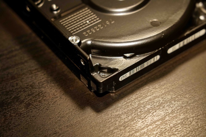 硬盘背面镂空设计,也许因为有了充氦技术的原因 硬盘背面镂空设计,也许因为有了充氦技术的原因