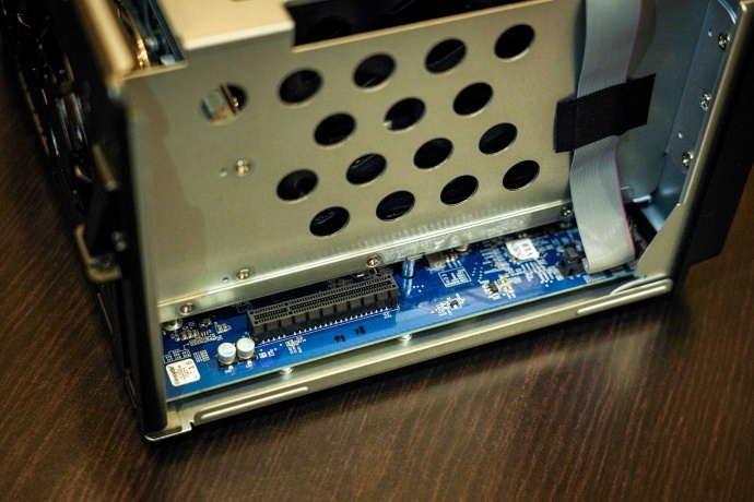 打开DS1517+带有一条Gen2 x8 PCIE插槽 打开DS1517+带有一条Gen2 x8 PCIE插槽