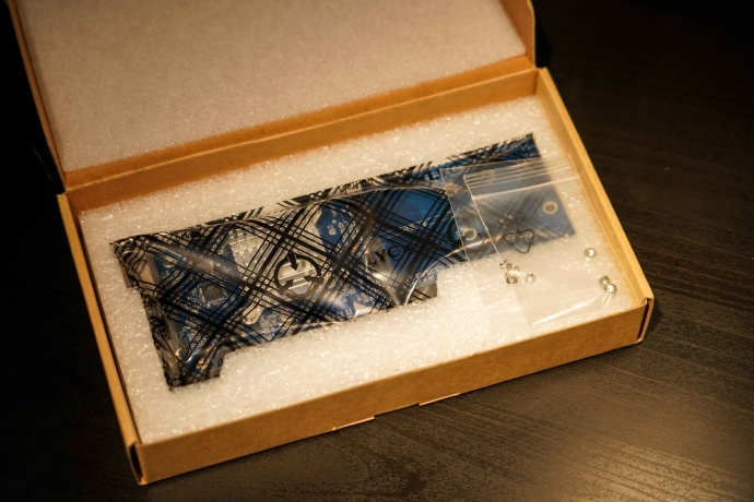 纸壳包装打开之后是扩展卡本体以及螺丝螺柱 纸壳包装打开之后是扩展卡本体以及螺丝螺柱