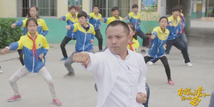 公益电影《有妈的孩子是块宝》今日爱奇艺独播上映，有个群体需要我们