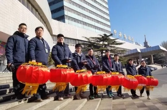 无人机大变身！大红灯笼“飞”出春晚舞台新高度