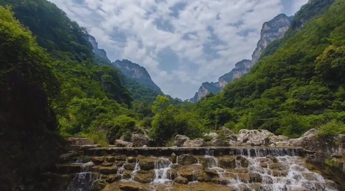 胸中有丘壑，眼里存山河，共绘一幅《山河春色》