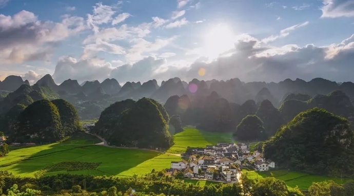 胸中有丘壑，眼里存山河，共绘一幅《山河春色》