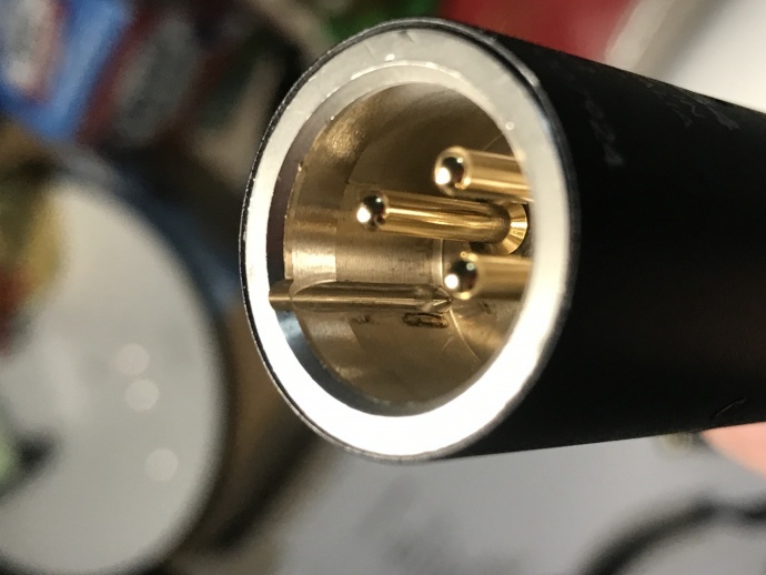 昨天刚在星光器材城买的RODE NTG4 还没用，卡农口各种严重划痕 求鉴定 真假