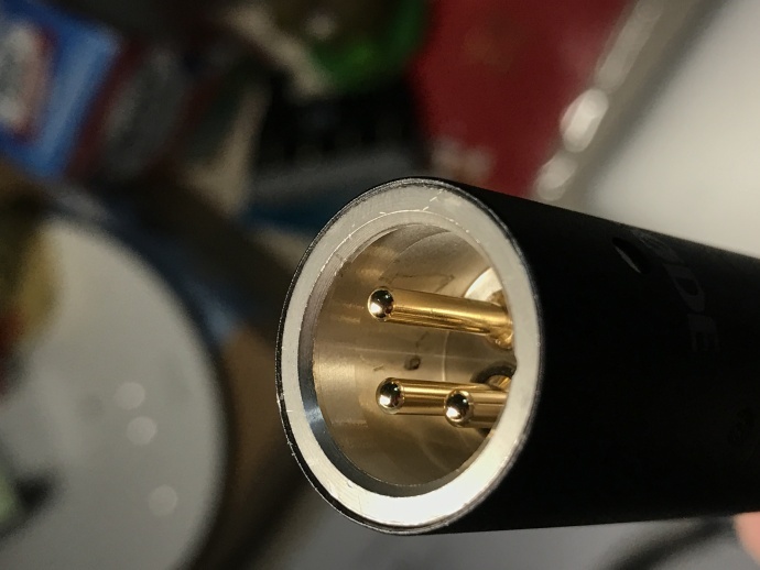 昨天刚在星光器材城买的RODE NTG4 还没用，卡农口各种严重划痕 求鉴定 真假