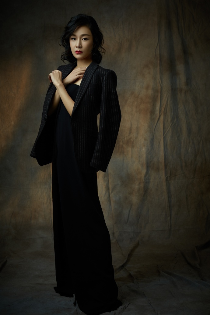 胡蓉蓉写真曝光 复古冷艳气质出众