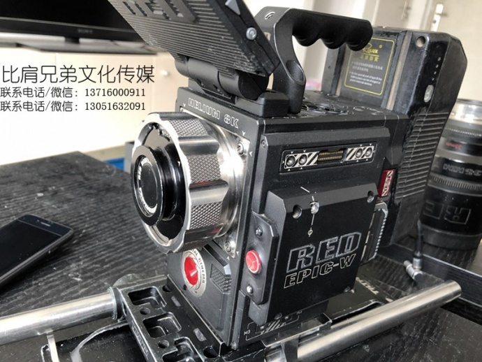 摄影师出自用EPIC-W 8K一台，价格：145000