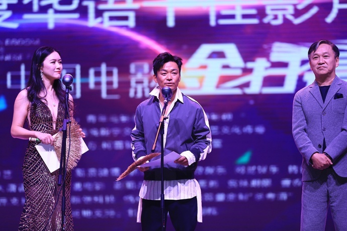 “金扫帚奖”王宝强现身领最令人失望导演奖　张艾嘉张杨分享年度最佳导演