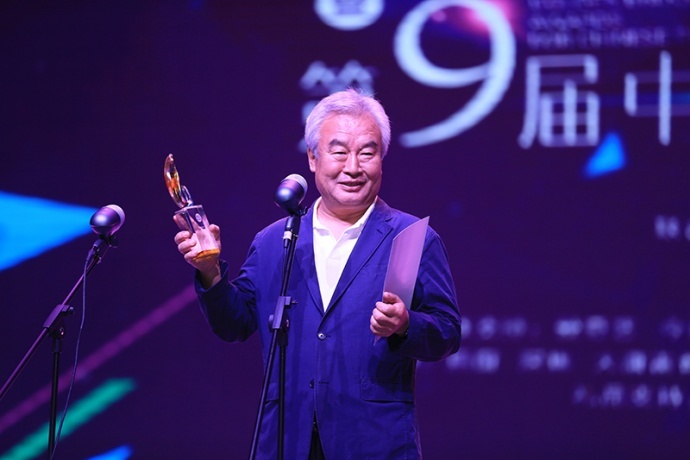 “金扫帚奖”王宝强现身领最令人失望导演奖　张艾嘉张杨分享年度最佳导演