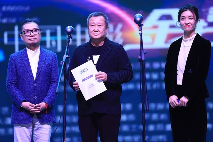 “金扫帚奖”王宝强现身领最令人失望导演奖　张艾嘉张杨分享年度最佳导演