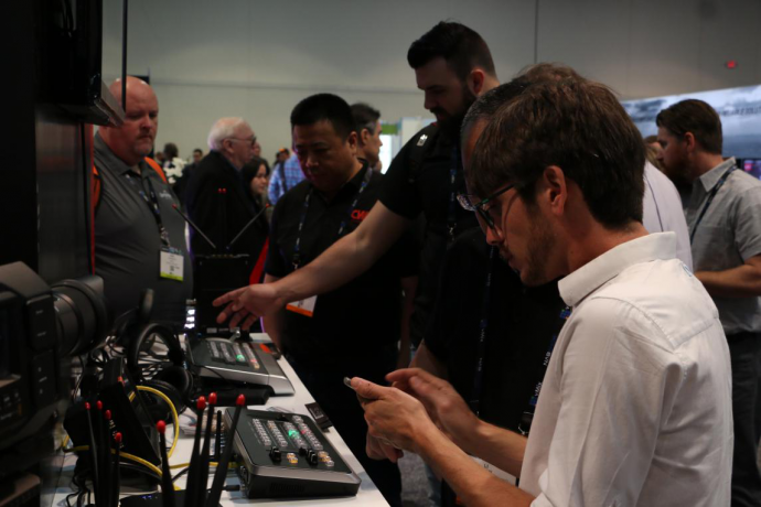 西安凯联在美国NABSHOW面向全球正式发布TOPVJ X新媒体一体机